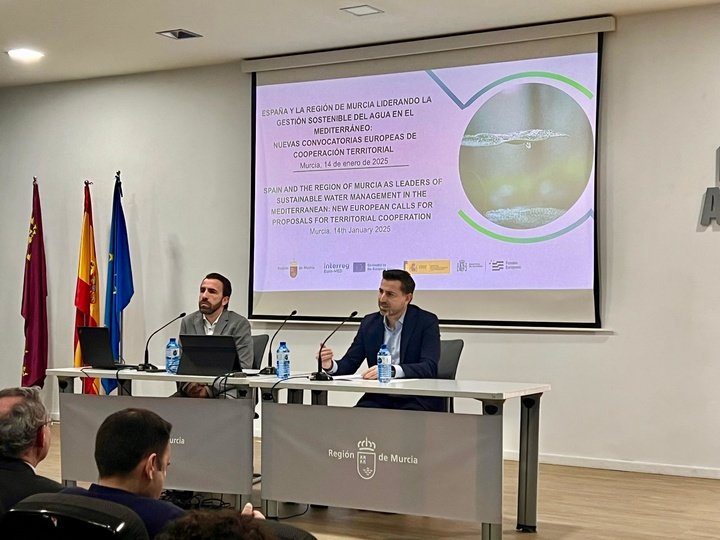 En la inauguración de la jornada habla el director general de la Unión Europea, Adrián Zittelli.