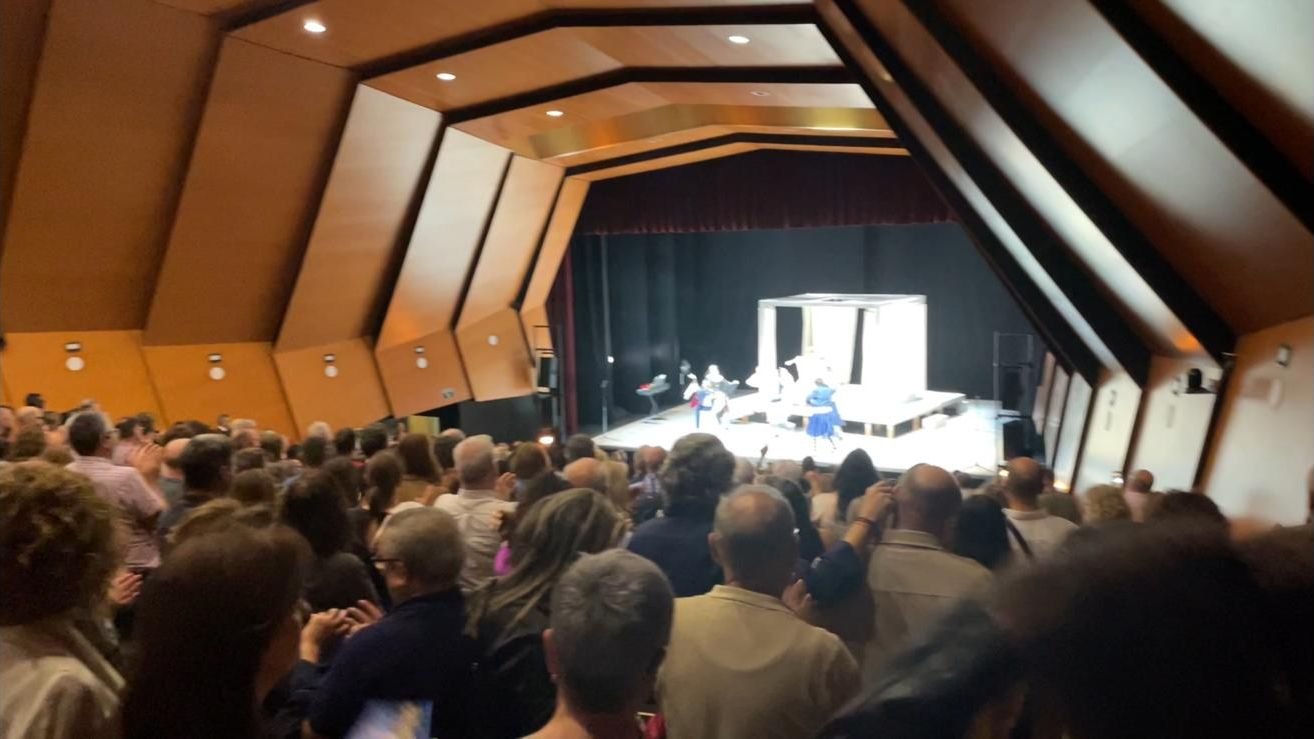 Teatro Villa de Molina con público en pie y aplaudiendo