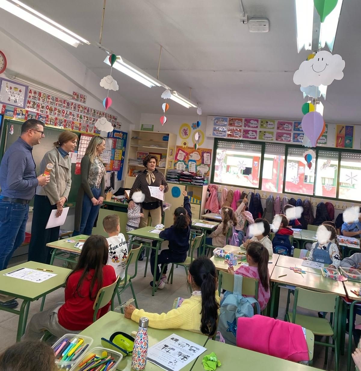 Familia Día Internacional Mujer y Niña en la Ciencia Entrega señaladores Foto