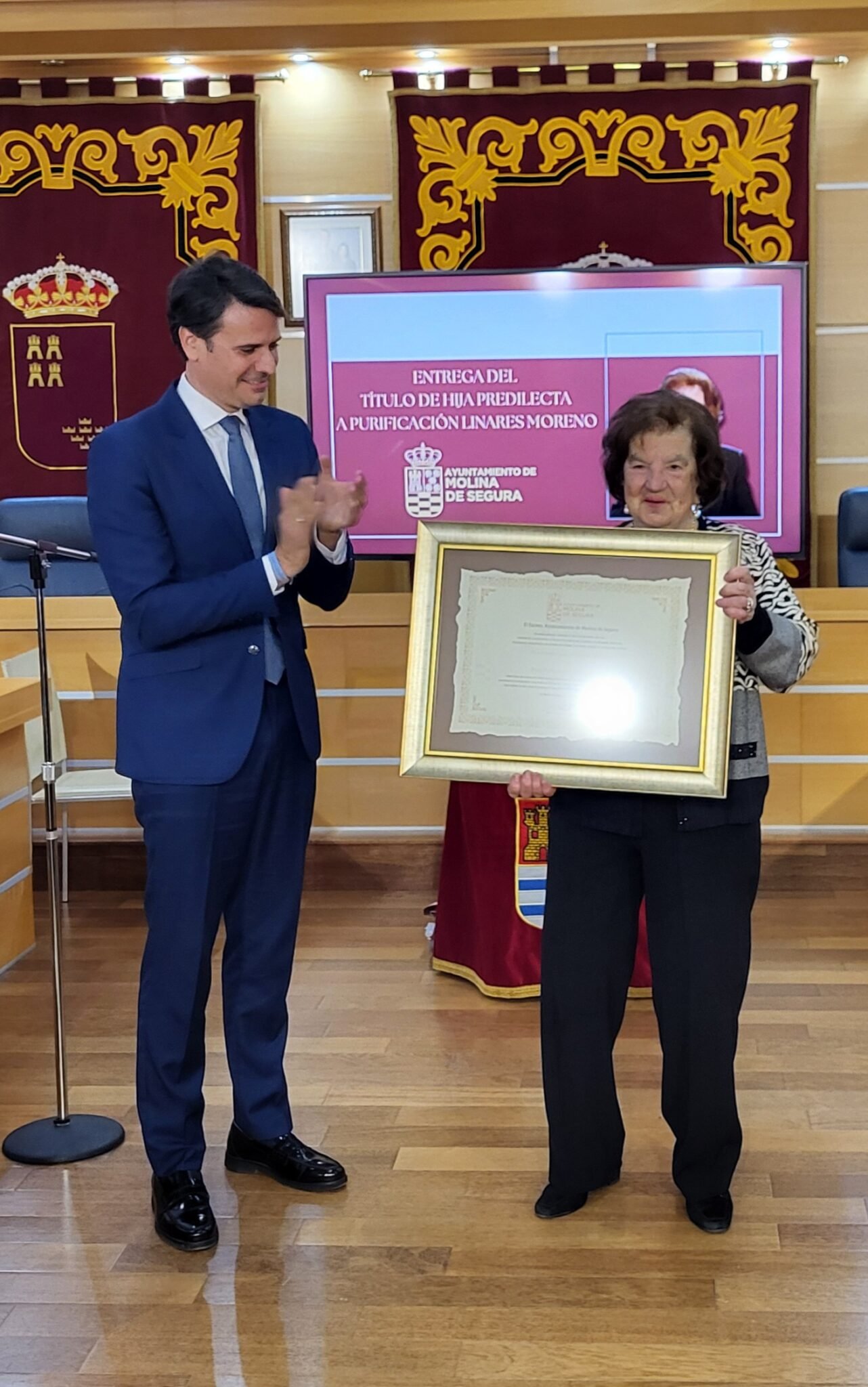 Título Hija Predilecta Molina Acto de entrega a Purificación Linares Moreno Foto1