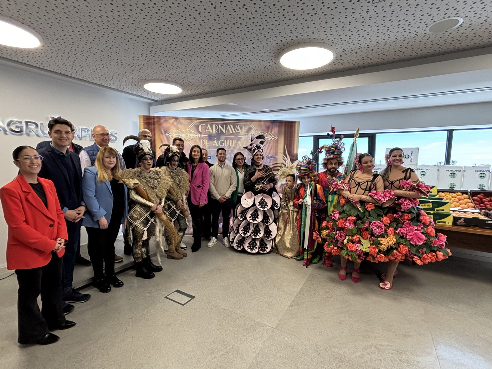 Los personajes de carnaval reciben su peso en productos terrestres