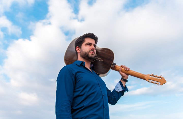 El guitarrista Rafael Aguirre actúa con la orquesta sinfónica en la región de Mercia