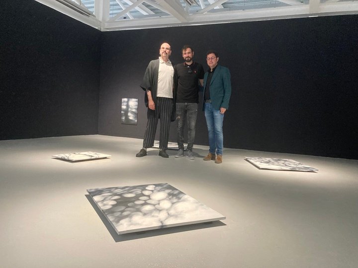 La imagen del Director General del Instituto de Industrias Culturales y Artes, Manuel Cebrián, con el artista Arturo Méndez en el centro y ...