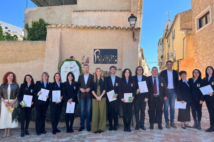 Foto familiar después de la entrega del diploma