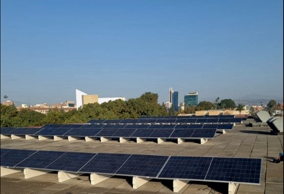 Una de las instalaciones solares que permitirá a las economías económicas de más de 550,000 euros en los próximos años