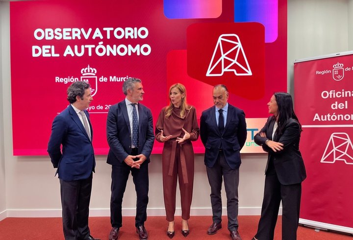 La Ministra de Negocios, Empleo y Economía Social, Marisa López Aragón, junto con el Secretario General de Ata, José Luis Perea, durante la presentación ...