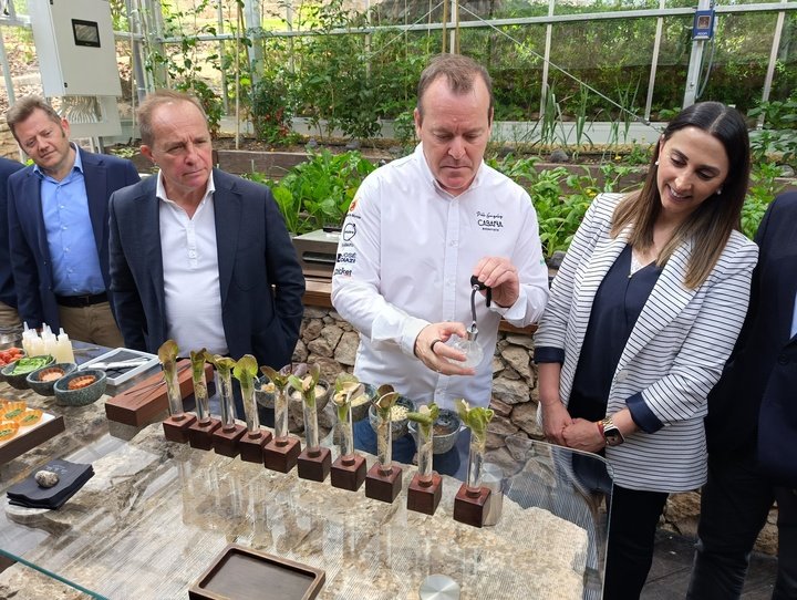 La imagen de la consejera Sara Rubira con el chef Pablo González Conejero en el Laboratorio de Laboratorio