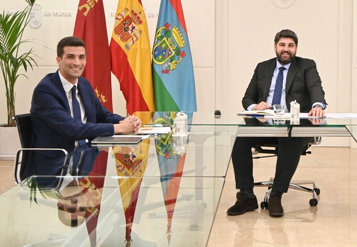 El presidente de la comunidad, Fernando López Miras, se encuentra con el alcalde Algazas, José Gabriel García, en Palacio de San Esteban