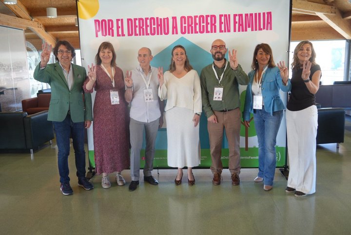 El Ministro de Política Social, Familias e Igualdad, Conchita Ruiz y la consejera del pozo social de Cartagena, Cristina Mora, ...