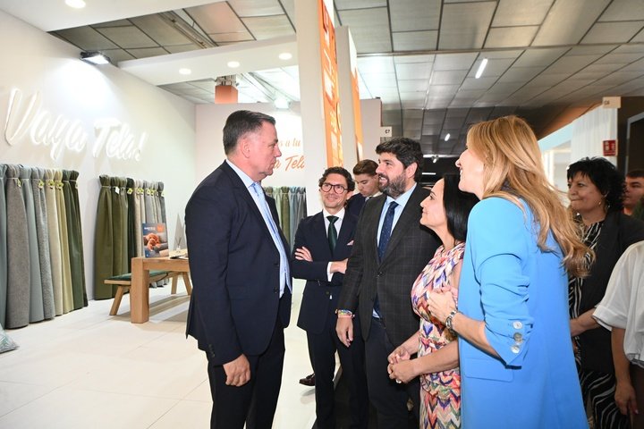 López Miras abre la feria de muebles Yecla (2)