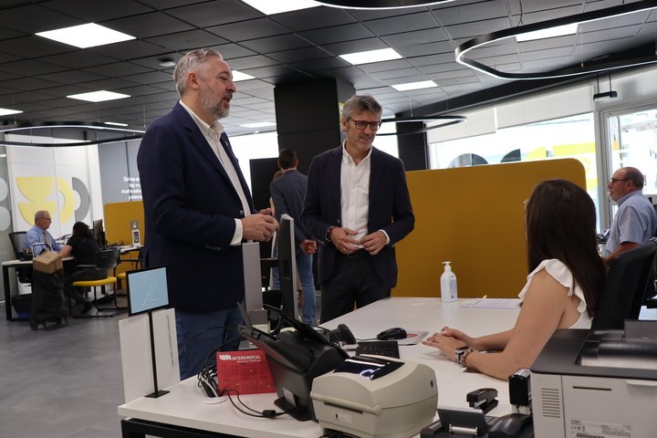 El Ministro de Economía, Finanzas, Fondos Europeos y Transformación Digital, Luis Alberto Marín, visita la oficina de ATRM acompañada por el alcalde ...