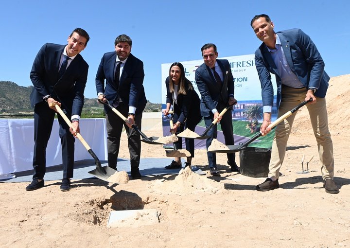 López Miras preside el lugar de colocación de la primera piedra de la nueva mejora genética y centro de tecnología de Bloom Fresh