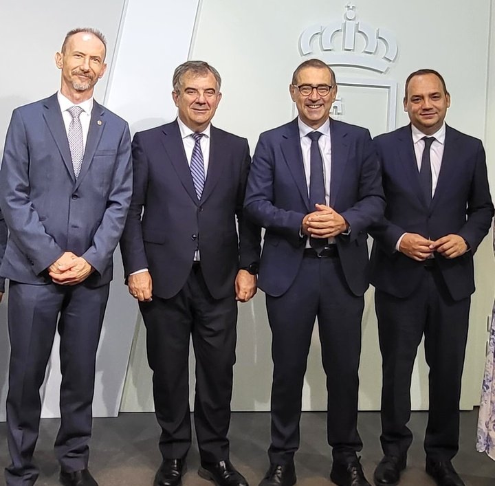 El Ministro de Medio Ambiente, Universidades, Investigación y Mar Menor, Juan María Vázquez, junto con el Rector de la Universidad de Murcia, José ...