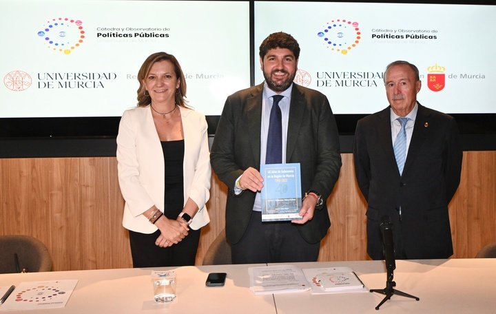 López Miras, junto con el Presidente del Consejo Legal de la Región, Antonio Gómez Fayrén, y el maestro del Presidente de las Políticas Públicas de ...