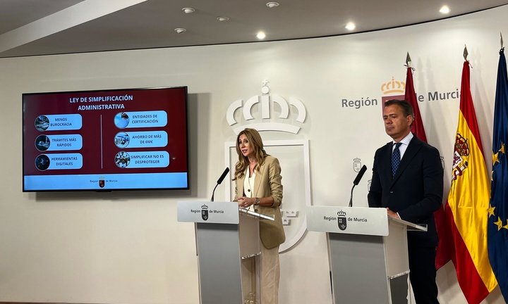 La Ministra de Negocios, Empleo y Economía Social, Marisa López Aragón, junto con el Ministro de Presidencia, portavoz, Acciones Exteriores y Emergencia, ...