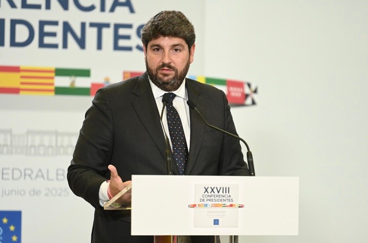 El presidente de la región de Murcia, Fernando López Miras, durante su discurso en una conferencia de prensa, después de reunirse con la conferencia de prensa ...