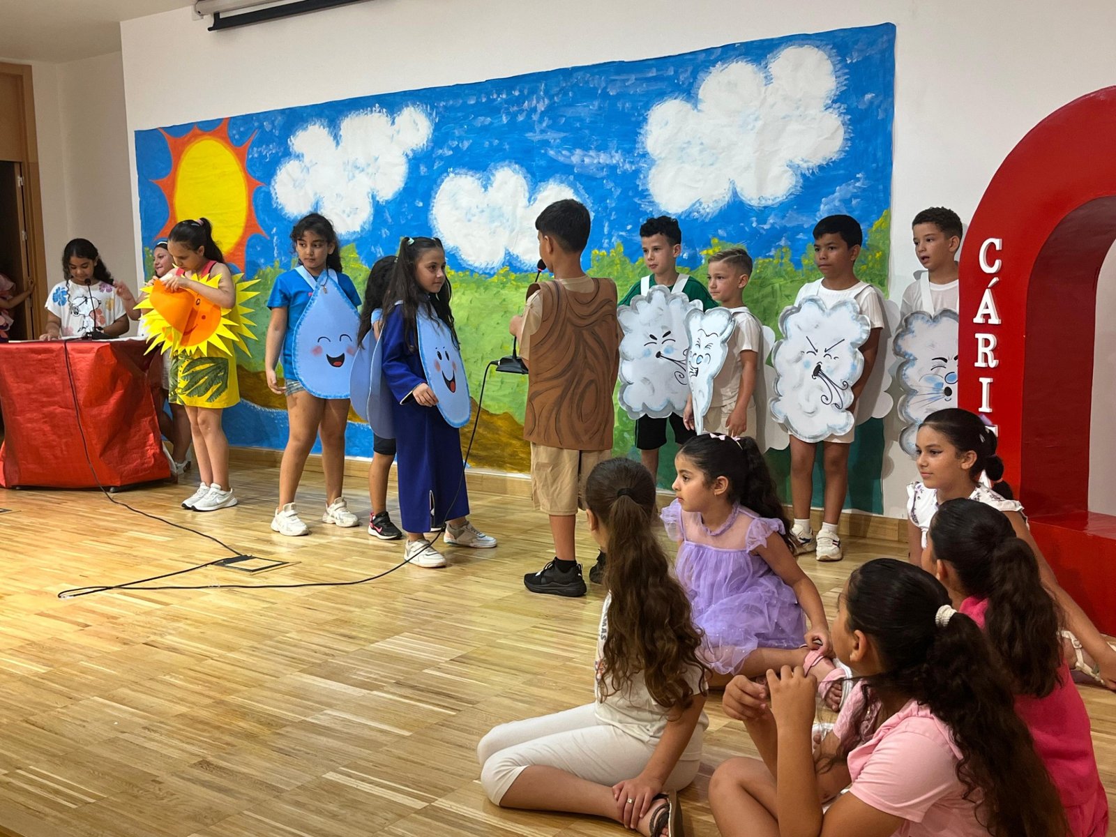 Los estudiantes del Servicio de Consolidación Educativa de Cáritas conducen al escenario