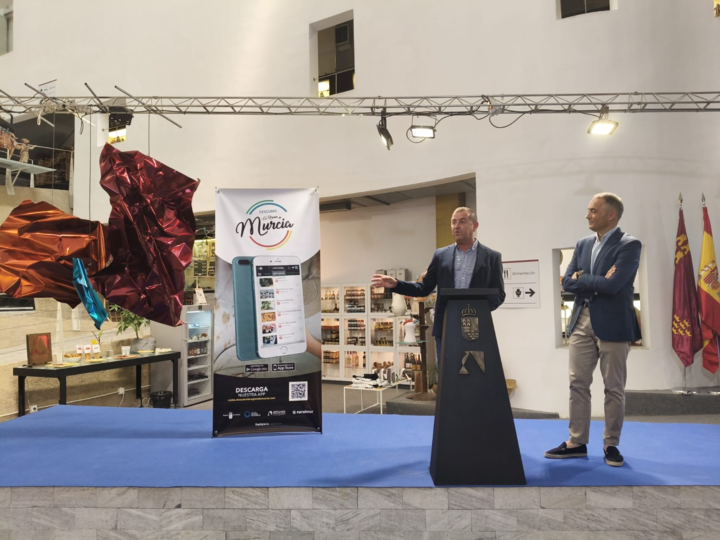 El Director General del Impulse al Comercio, Innovación en Negocios e Industrias y Comercios, Rafael Gómez, junto con el Presidente de Ruramur, ...