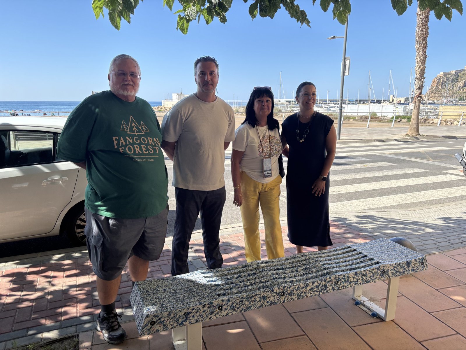 Los mares circulares entregan en la ciudad de Águilas, un banco hecho con plástico recolectado del mar ...