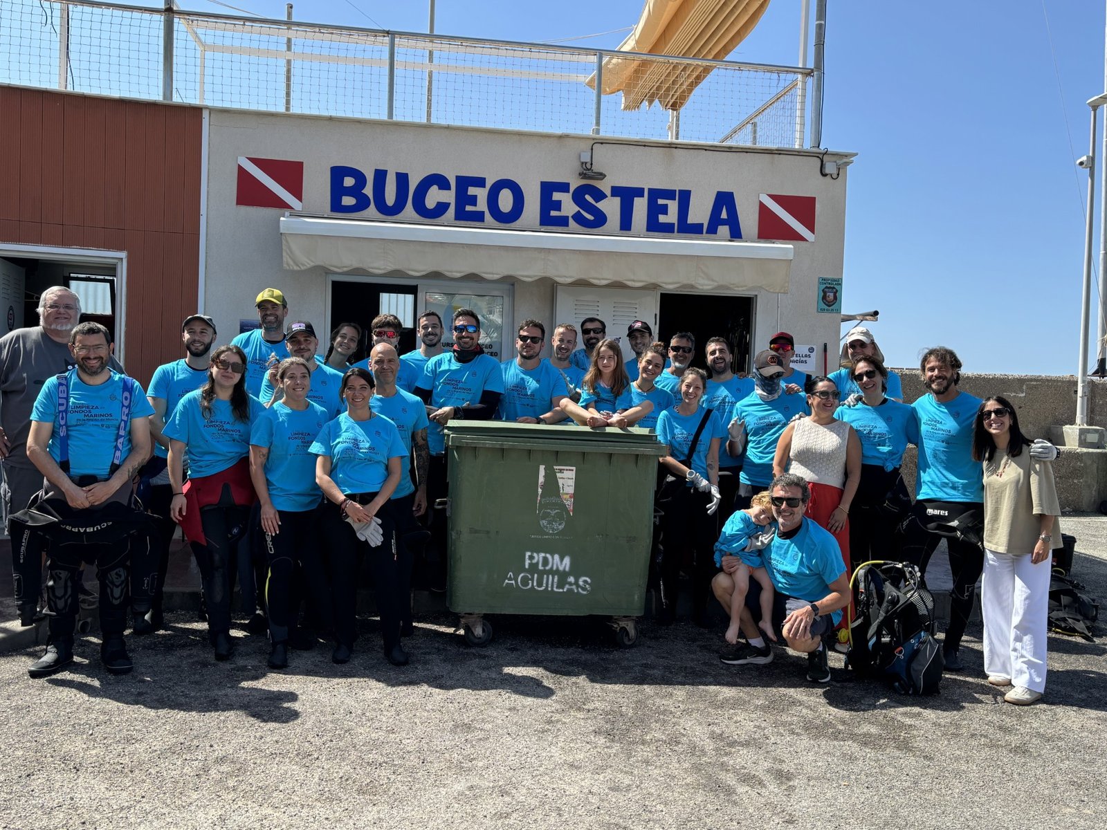 Águilas se une a la limpieza de la macro IV desde el mar del mar