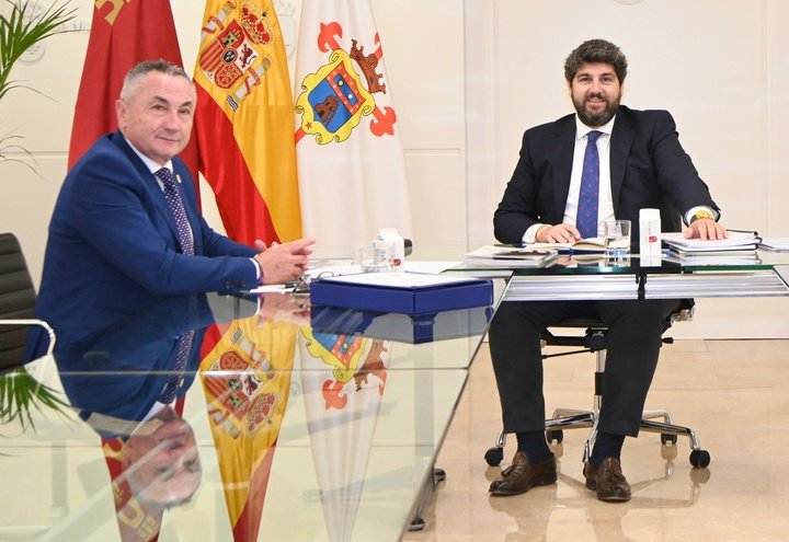 El presidente de la comunidad, Fernando López Miras, durante su reunión con el alcalde Moratalla, Juan Soria