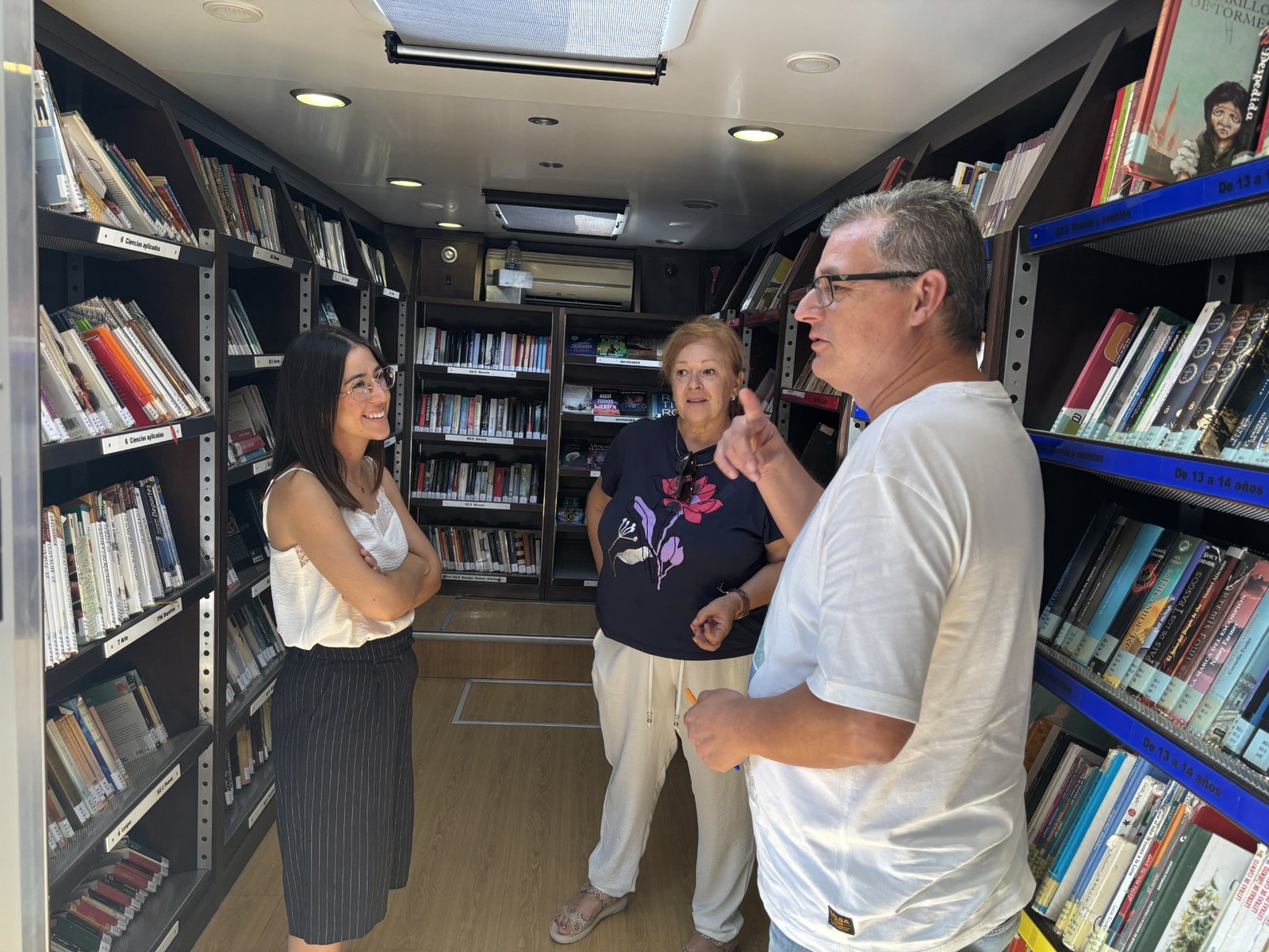 Bibliobús de la biblioteca regional regresa a Calabardina