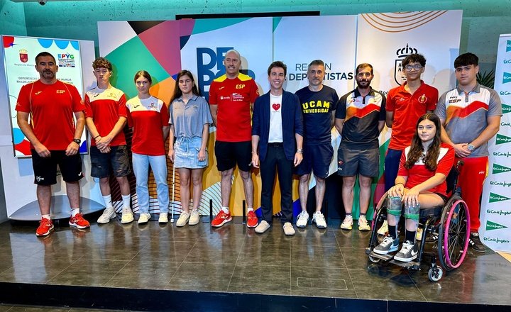 El director general del deporte, junto con los atletas que participarán en los Juegos Olímpicos de Jóvenes.