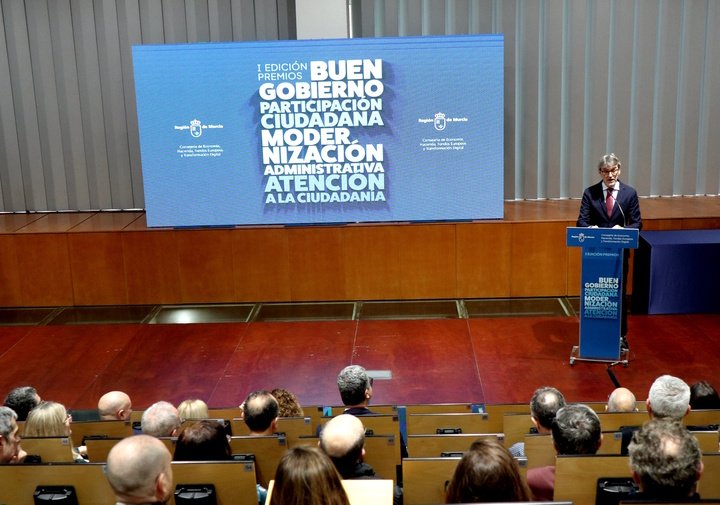 La imagen de archivo de la ceremonia de premiación de la primera edición de los premios, presidida por el Ministro de Economía, Finanzas, Fondos Europeos ...