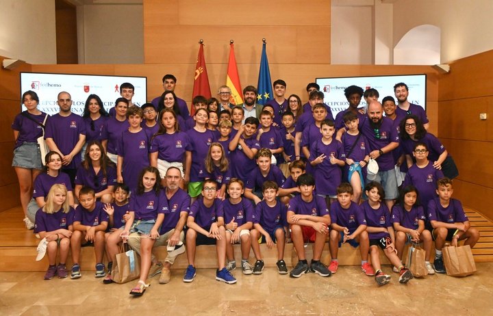 El presidente de la comunidad, Fernando López Miras, recibe niños y profesionales que participan en los días de capacitación XXXVI ...