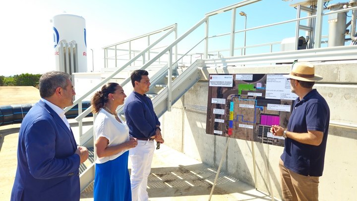 La consejera Sara Rubira junto al alcalde de San Javier, José Miguel Luengo, durante su visita a la EDAR de San Javier.