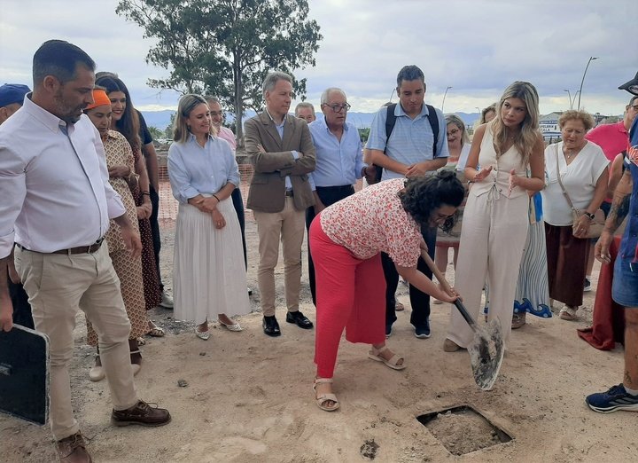 La consejera de Política Social, Familias e Igualdad, Conchita Ruiz, junto al alcalde de Lorca, Fulgencio Gil, durante el acto de colocación de la...