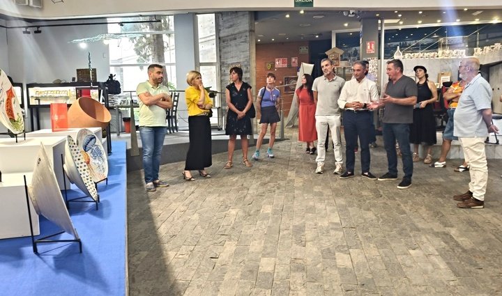 El director general de Artesanía, Rafael Gómez, se reúne con las propuestas del Gobierno regional a los Premios Nacionales de Artesanía 2025.