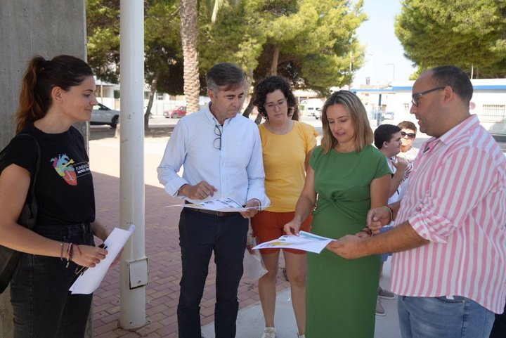 La consejera de Política Social, Familias e Igualdad, Conchita Ruiz, junto al alcalde de San Pedro del Pinatar, Pedro Javier Sánchez, durante la ...