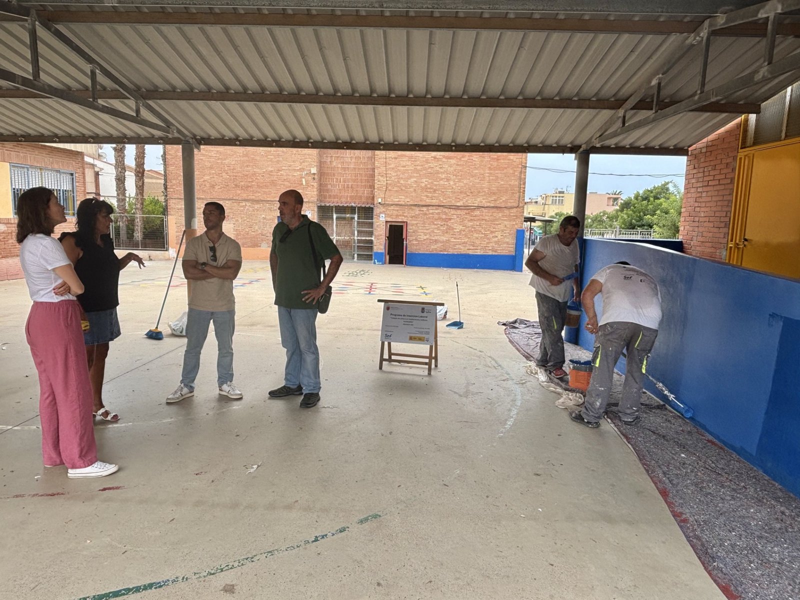 El Programa de Inserción Laboral desarrolla trabajos de pintura en centros educativos y edificios mu...