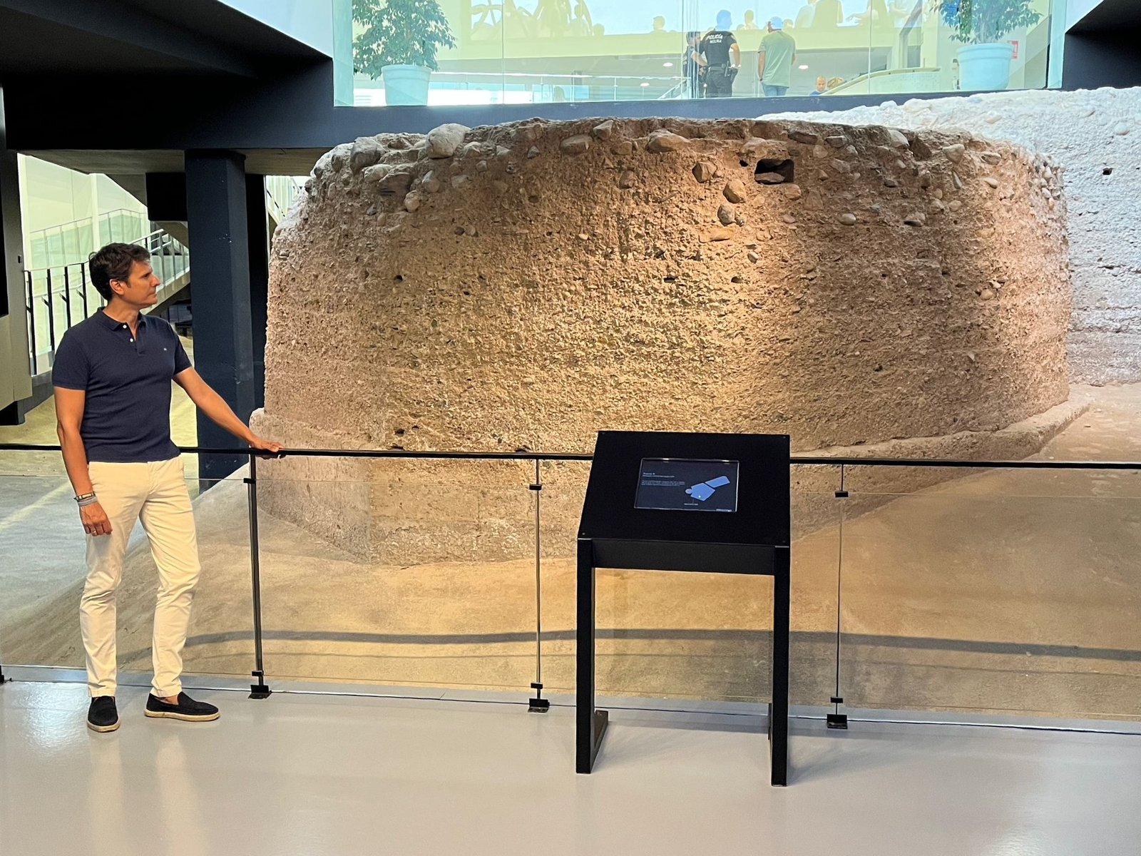 El alcalde de Molina, José Ángel Alfonso, contemplando la torre nonagonal de la muralla de Molina