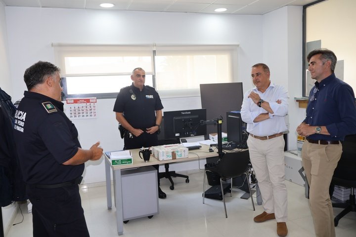 El director general de Administración Local, Francisco Abril, y el alcalde de San Pedro del Pinatar, Pedro Javier Sánchez, en el Centro Integral ...