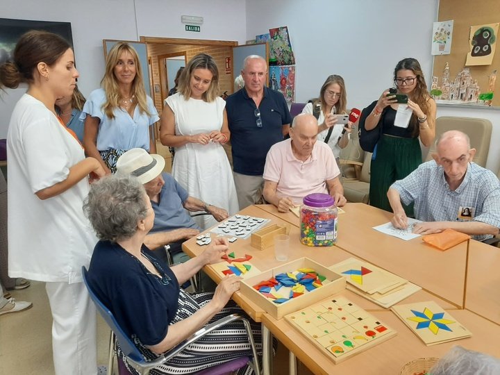 La consejera de Política Social, Familias e Igualdad, Conchita Ruiz, junto a la concejal de Bienestar Social del Ayuntamiento de Murcia, Pilar Torres,...
