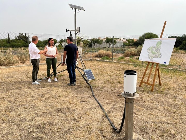 Imagen de la consejera Sara Rubira en la estación agroclimática situada en el IMIDA