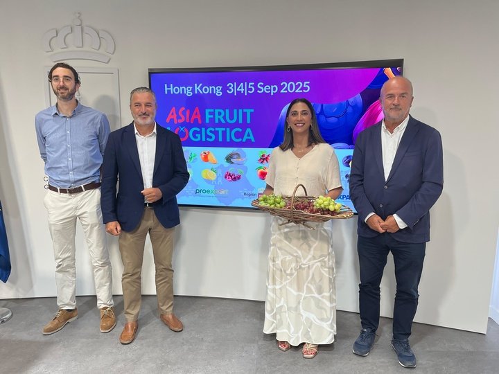 Imagen de la consejera Sara Rubira junto a representantes de Apoexpa y Proexport que participan en la próxima edición de Asia Fruit Logística 