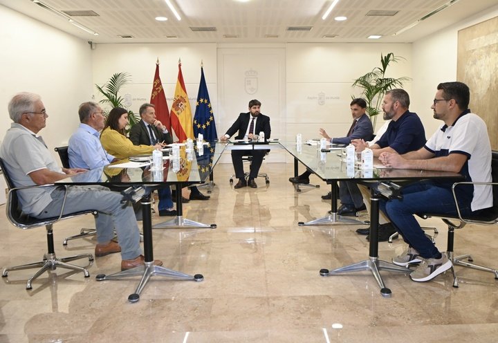 El jefe del Ejecutivo autonómico, Fernando López Miras, se reúne con representantes vecinales y de afectados por las inundaciones de Lorca.