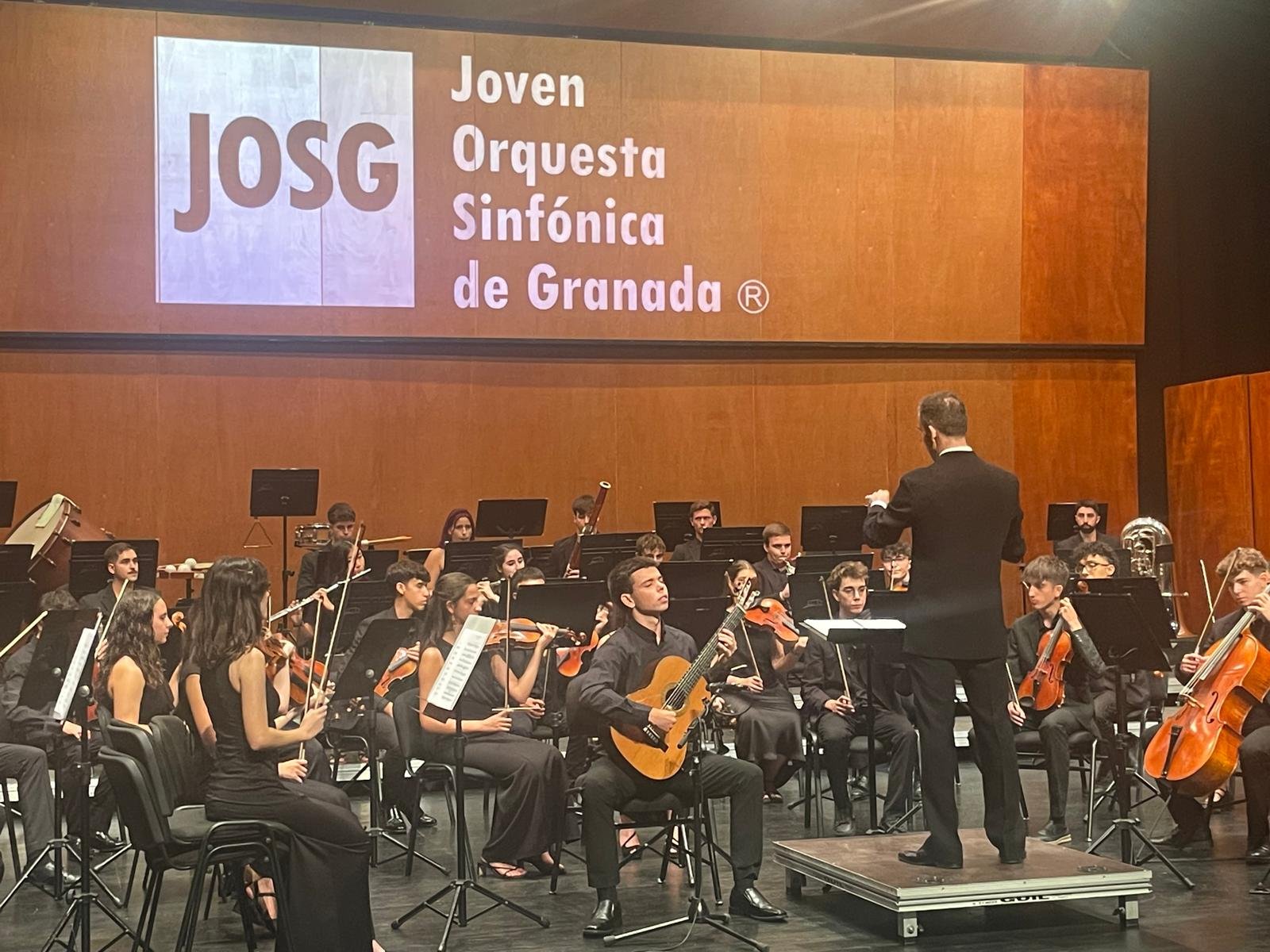 Edmon Levon dirige a la Joven Orquesta Sinfónica de Granada en la inauguración del Ciclo de Orquesta...