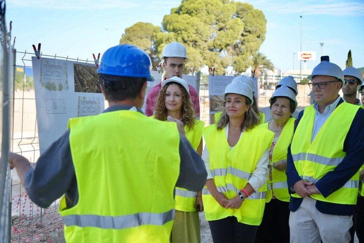 La consejera de Política Social, familias e igualdad, Conchita Ruiz, visita el inicio de las obras del centro de día y de autonomía personal para...