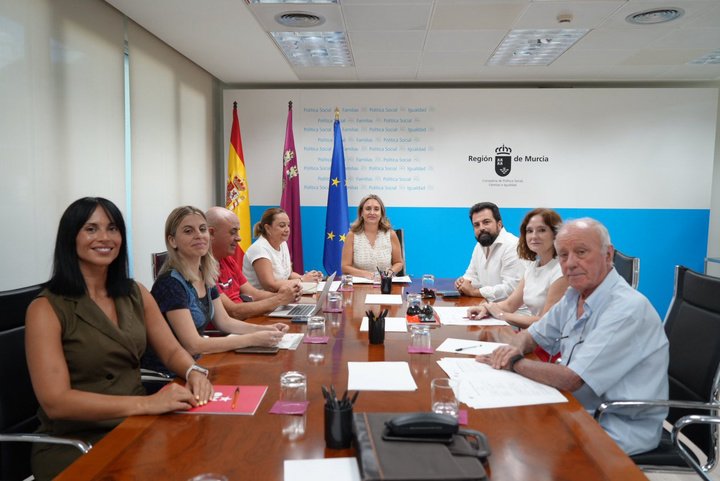 La consejera de Política Social, Mujer e Igualdad, Conchita Ruiz, junto con los miembros del jurado de los 'Premios Mayores Región de Murcia'.