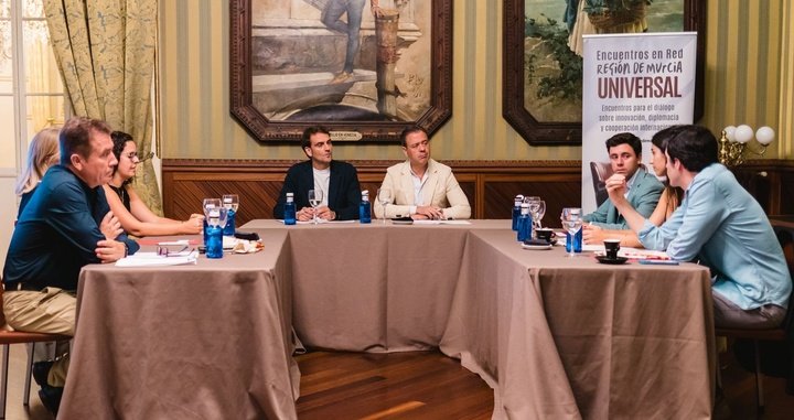 FOTOS/ El consejero Marcos Ortuño, junto al grupo de cooperantes internacionales murcianos reunidos con motivo del Día del Cooperante
