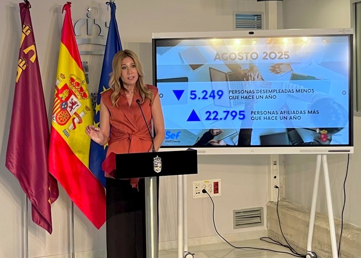 La consejera de Empresa, Empleo y Economía Social, Marisa López Aragón, durante la rueda de prensa donde ha ofrecido los datos del paro.