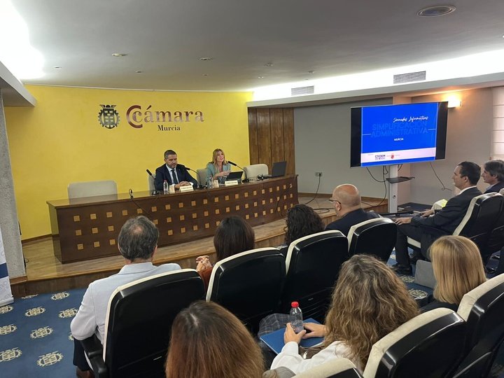 La consejera de Empresa, Empleo y Economía Social, Marisa López Aragón, junto con el presidente de Croem, Miguel López Abad, durante la jornada i...