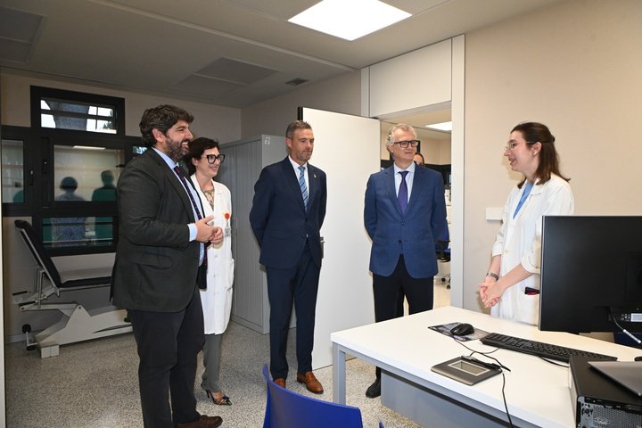 El presidente López Miras, durante su visita a las Consultas Externas y el nuevo Hospital de Día del hospital Comarcal del Noroeste.