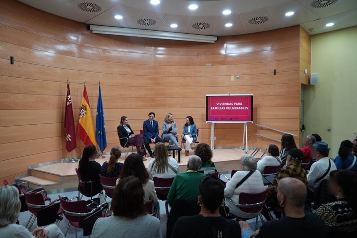 La consejera de Política Social, Familias e Igualdad, Conchita Ruiz, y el consejero de Fomento e Infraestructuras, Jorge García Montoro, durante ...