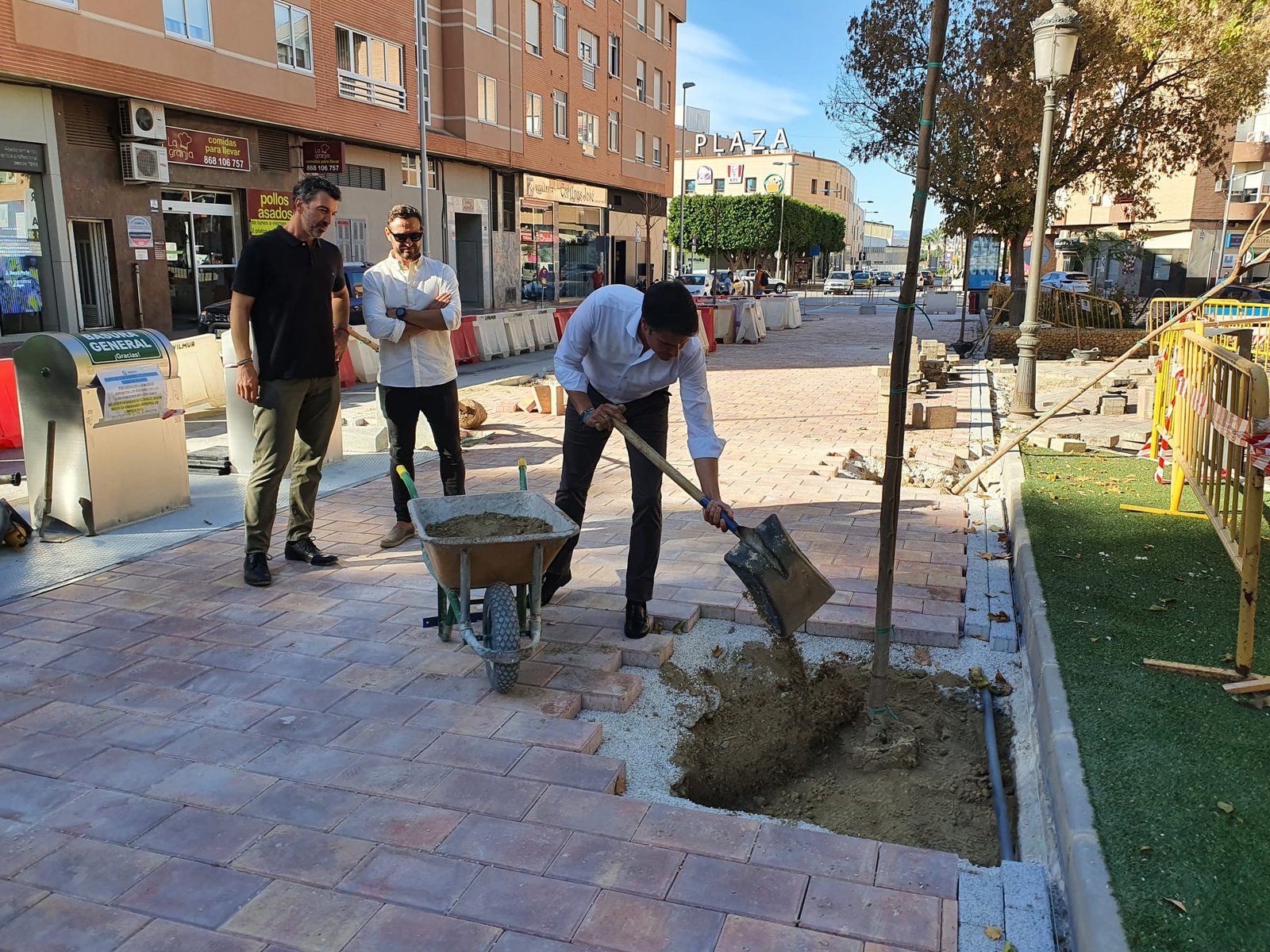 Vía Pública Mejora seguridad via y plantación arbolado en Avda. Granada Foto1