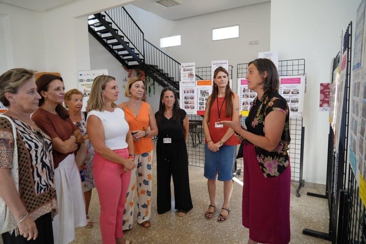 La consejera de Política Social, Familias e Igualdad, Conchita Ruiz, junto con la alcaldesa de Jumilla, Severa González, durante la visita a un barrio...